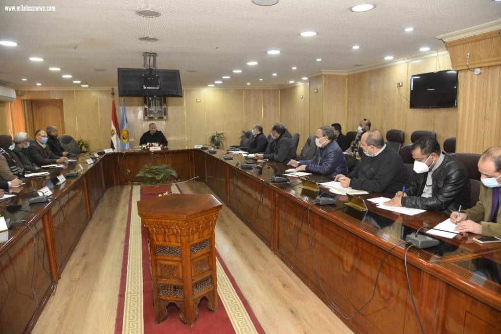 محافظ أسيوط يعقد اجتماعًا بحضور رؤساء المراكز والمدن لمناقشة أوضاع تقنين أراضي الدولة